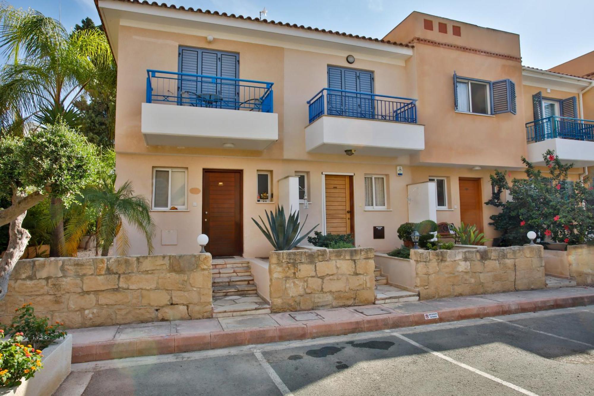 Casa Del Sol Townhouse In Iris Village Пафос Екстериор снимка