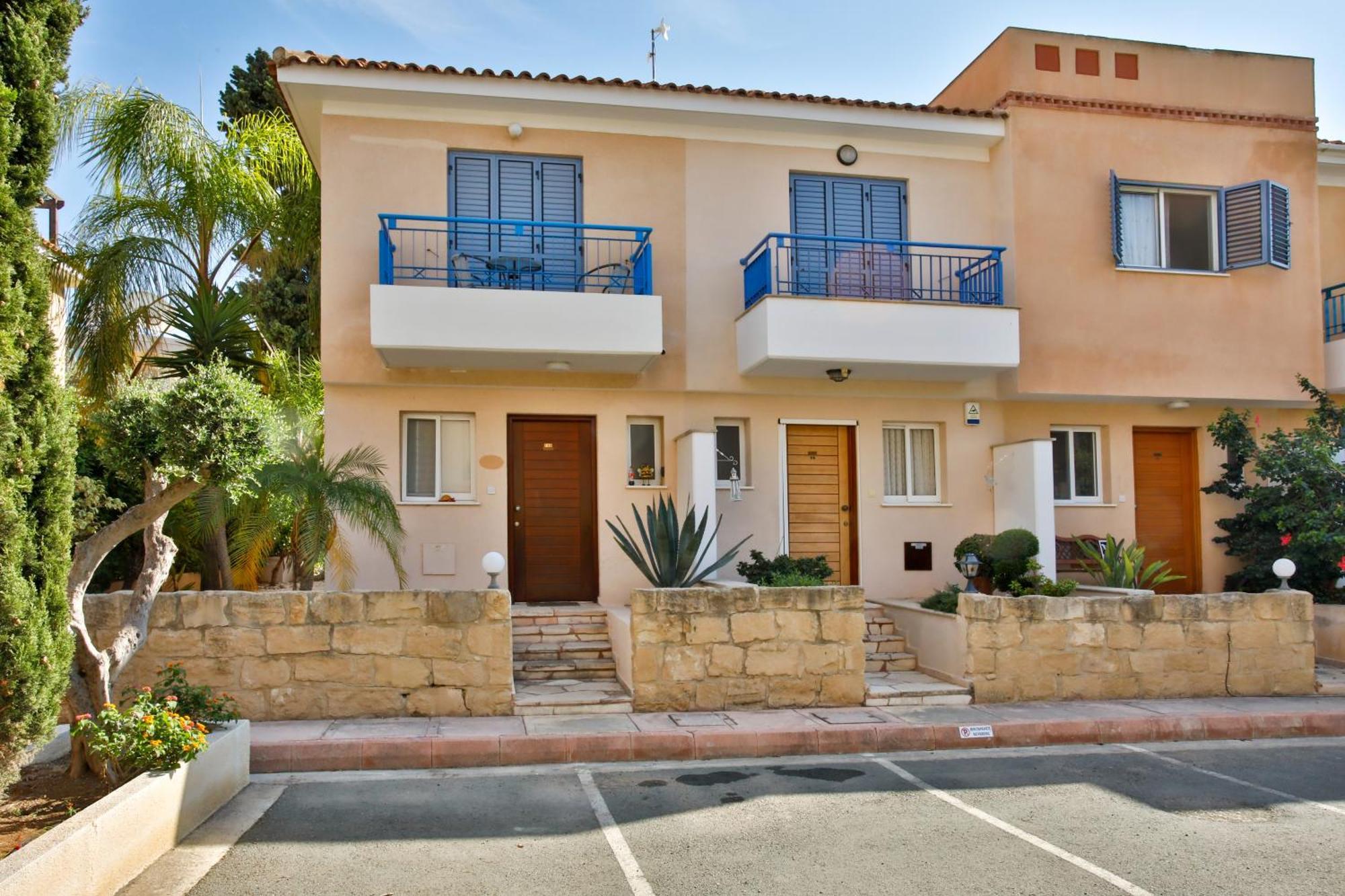 Casa Del Sol Townhouse In Iris Village Пафос Екстериор снимка