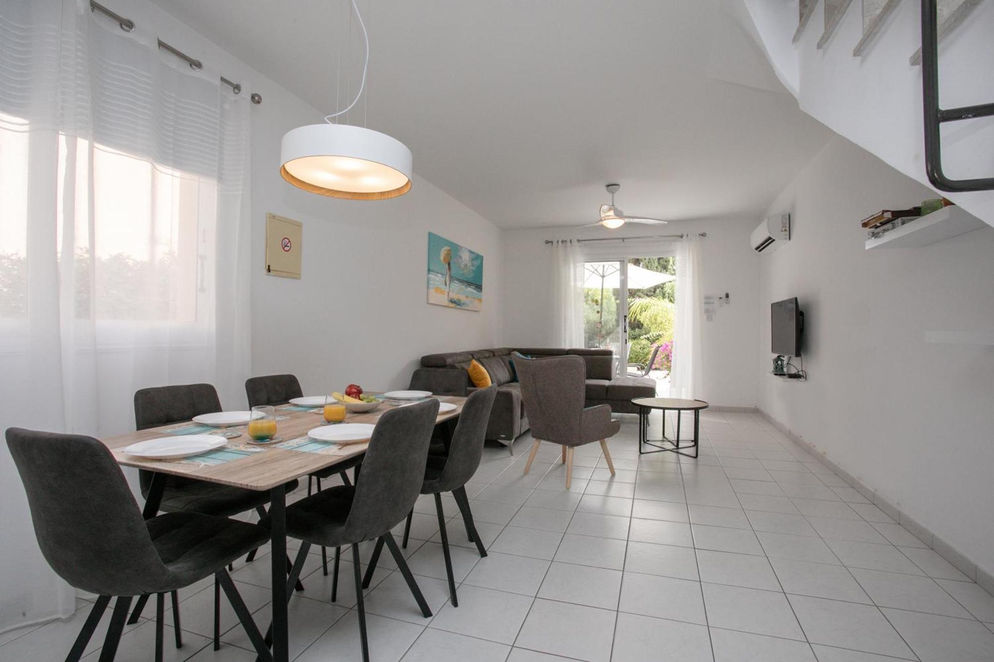 Casa Del Sol Townhouse In Iris Village Пафос Екстериор снимка