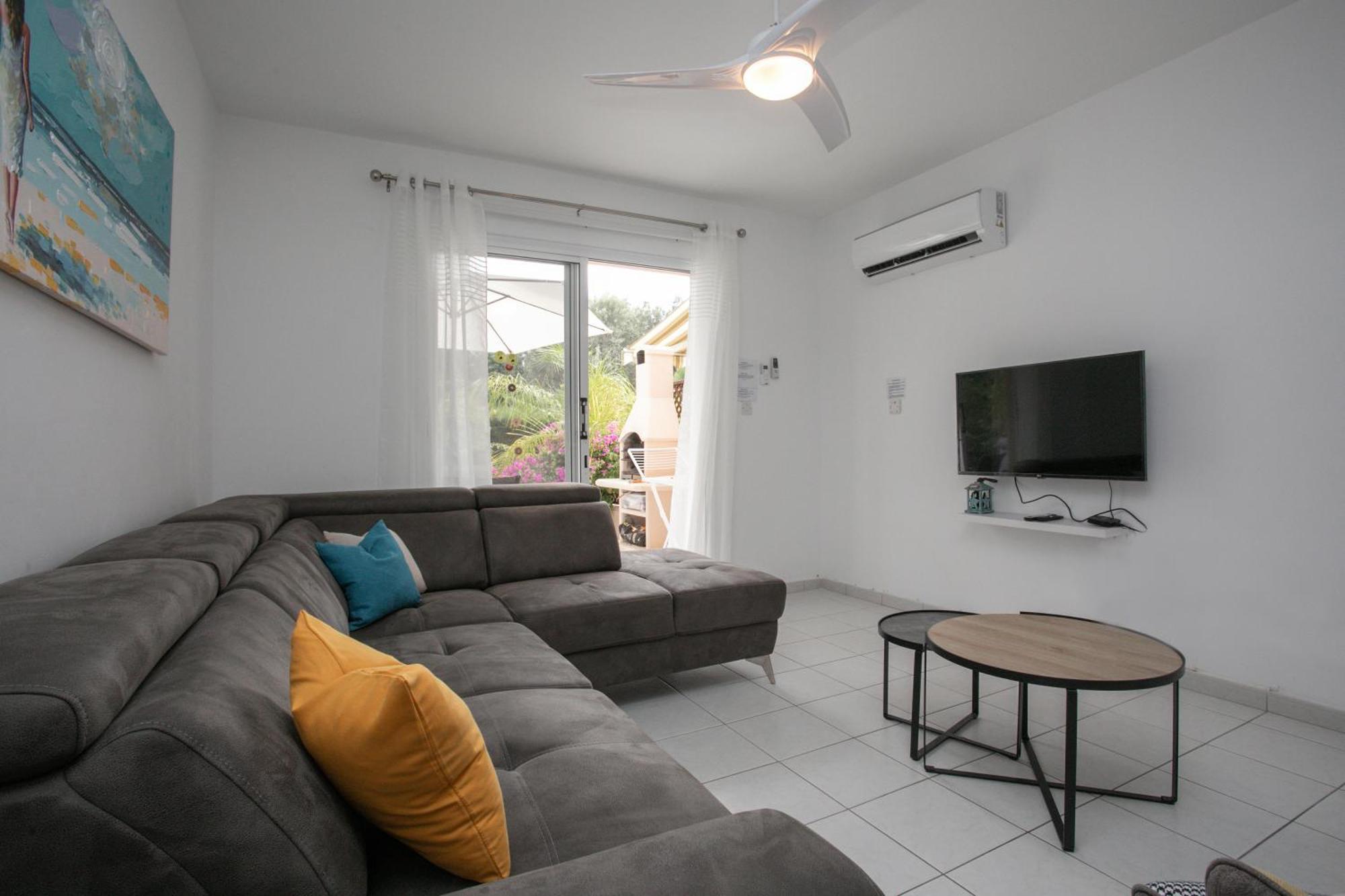 Casa Del Sol Townhouse In Iris Village Пафос Екстериор снимка