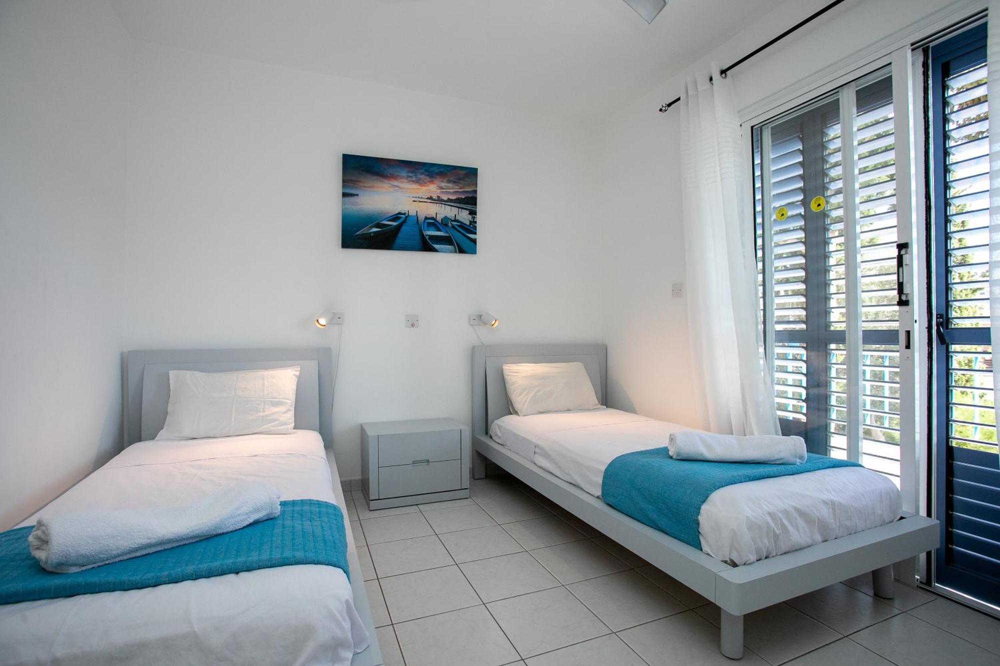 Casa Del Sol Townhouse In Iris Village Пафос Екстериор снимка