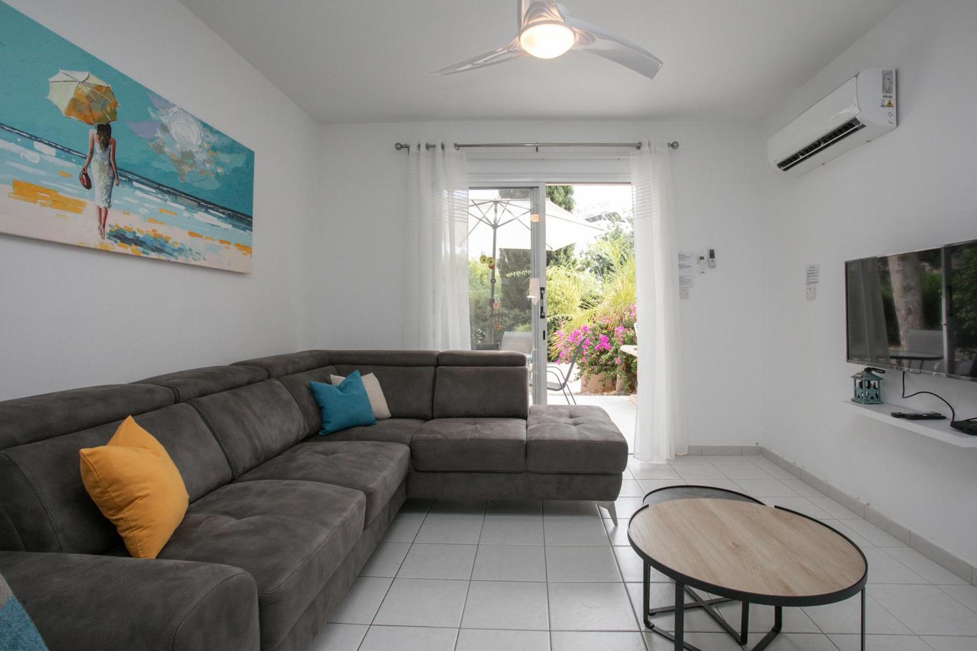Casa Del Sol Townhouse In Iris Village Пафос Екстериор снимка
