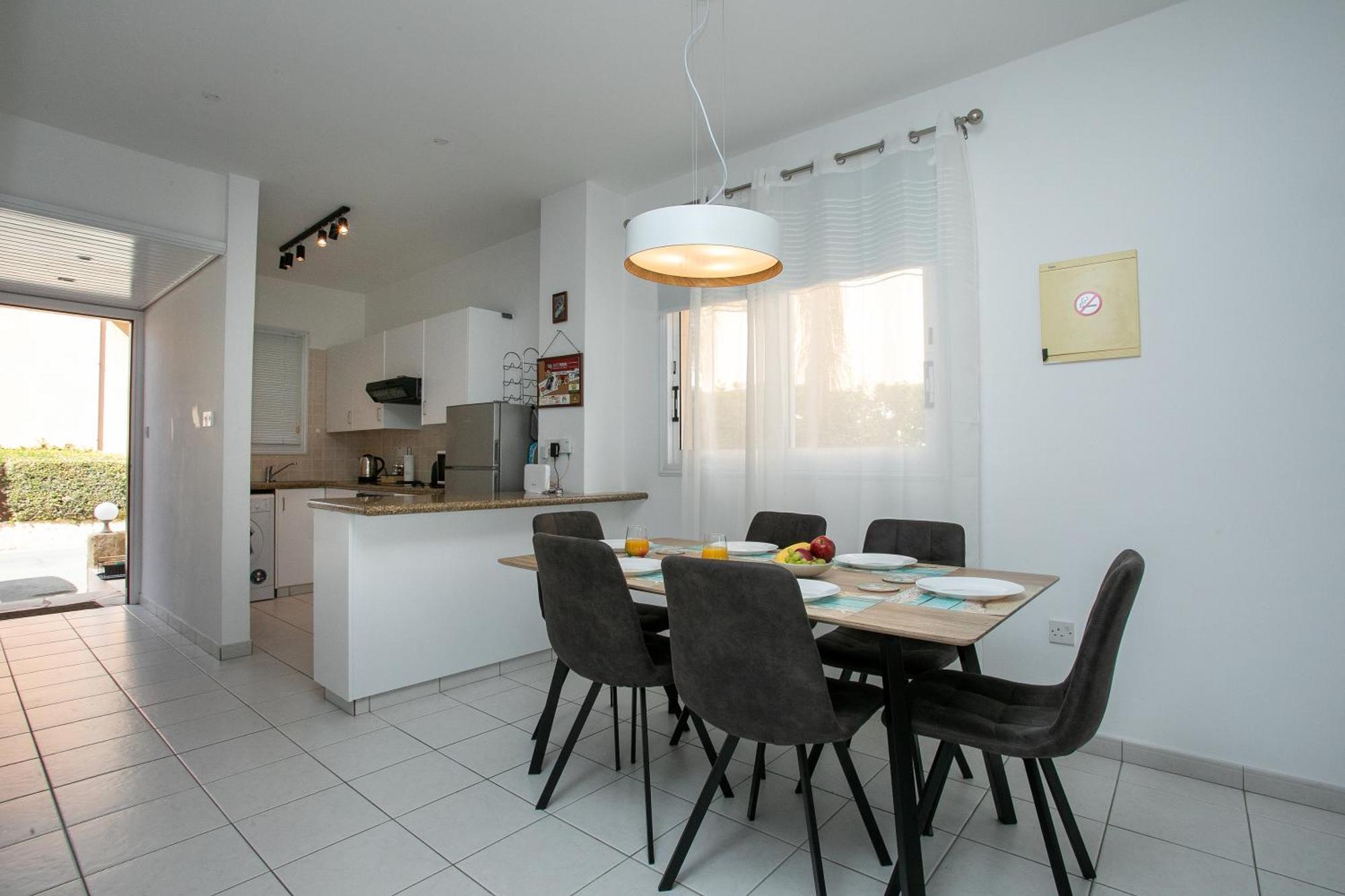 Casa Del Sol Townhouse In Iris Village Пафос Екстериор снимка