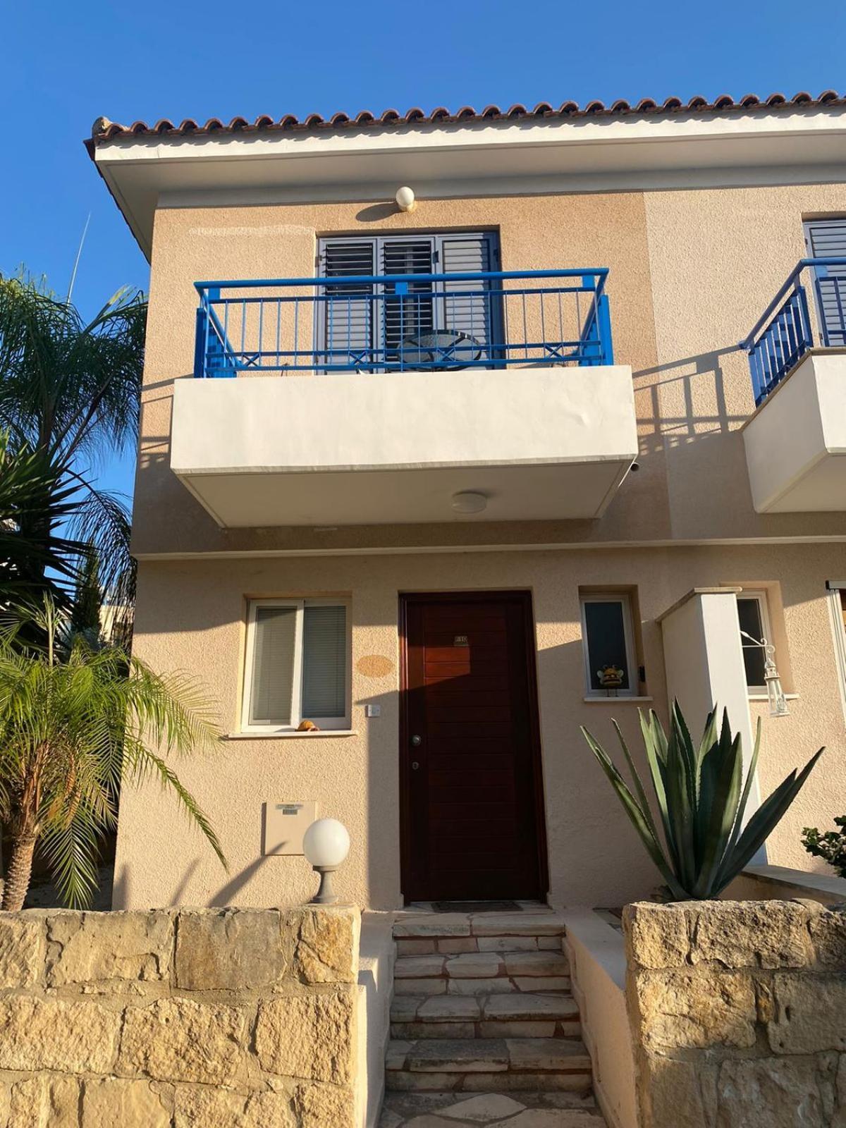 Casa Del Sol Townhouse In Iris Village Пафос Екстериор снимка
